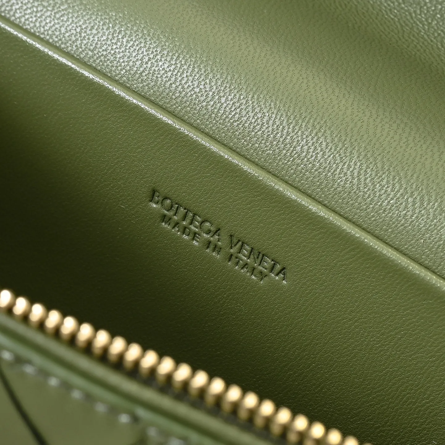 Batch 1360 Bottega Veneta 24 spring and summer woven zipper crossbody bag. A crossbody bag that can be used as a cosmetic bag. The exquisite weaving and compact body are an indispensable accessory for the upcoming summer. The double zipper also better protects the bag. It has a large capacity. If you like it, don’t miss it. Style number: 9109 Size: 22*12.5*5cm